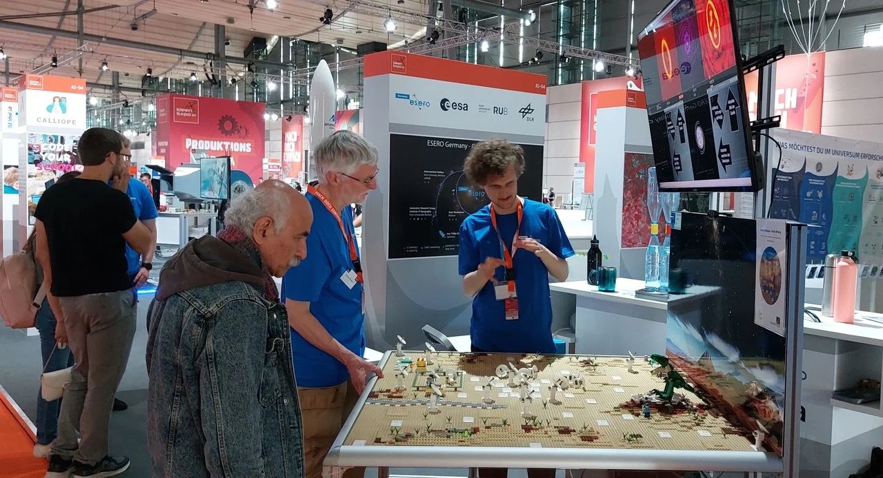 David informiert auf der Ideen Expo über Radiointerferometrie